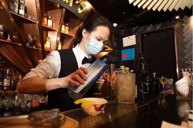 人妻初体验_我是调酒师之初体验破解版_一夜两日初体验快播