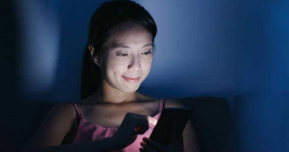 沉迷女人手机游戏视频_沉迷女人手机游戏_女人沉迷手机游戏