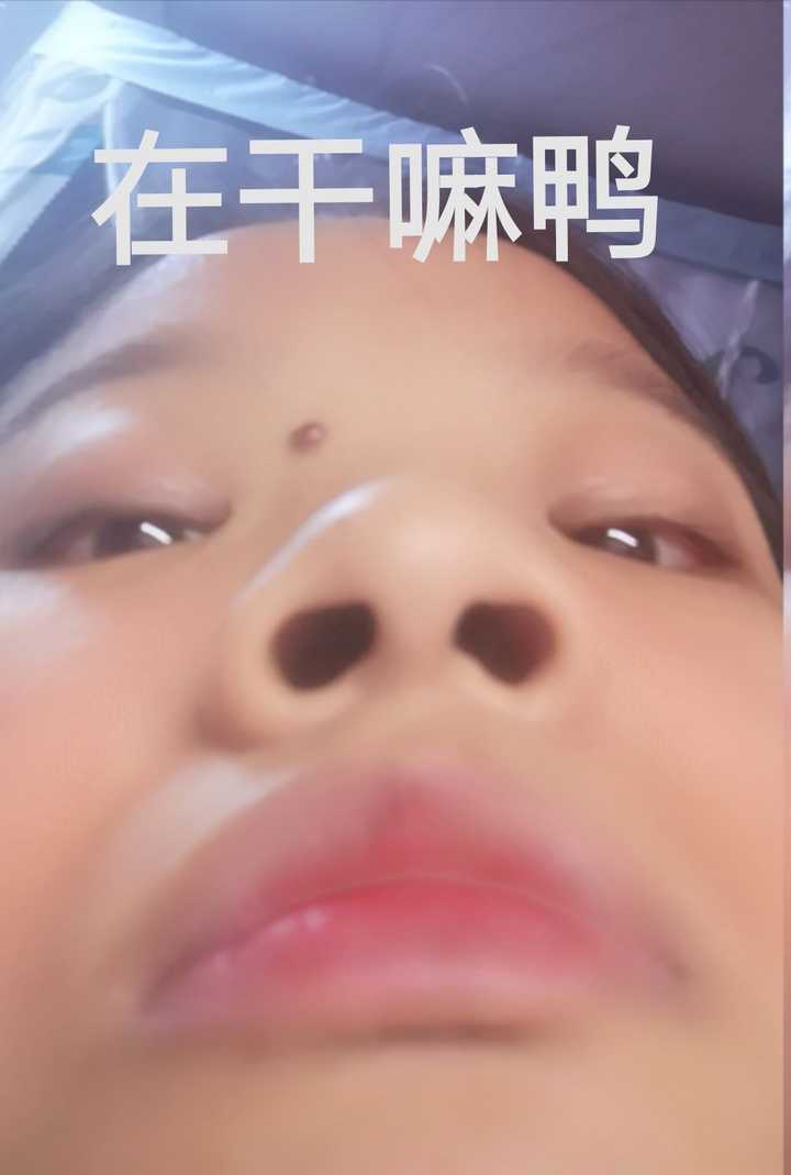沙雕小学生玩手机游戏图_小学生玩手机游戏的图片_小学生玩手机图片大全